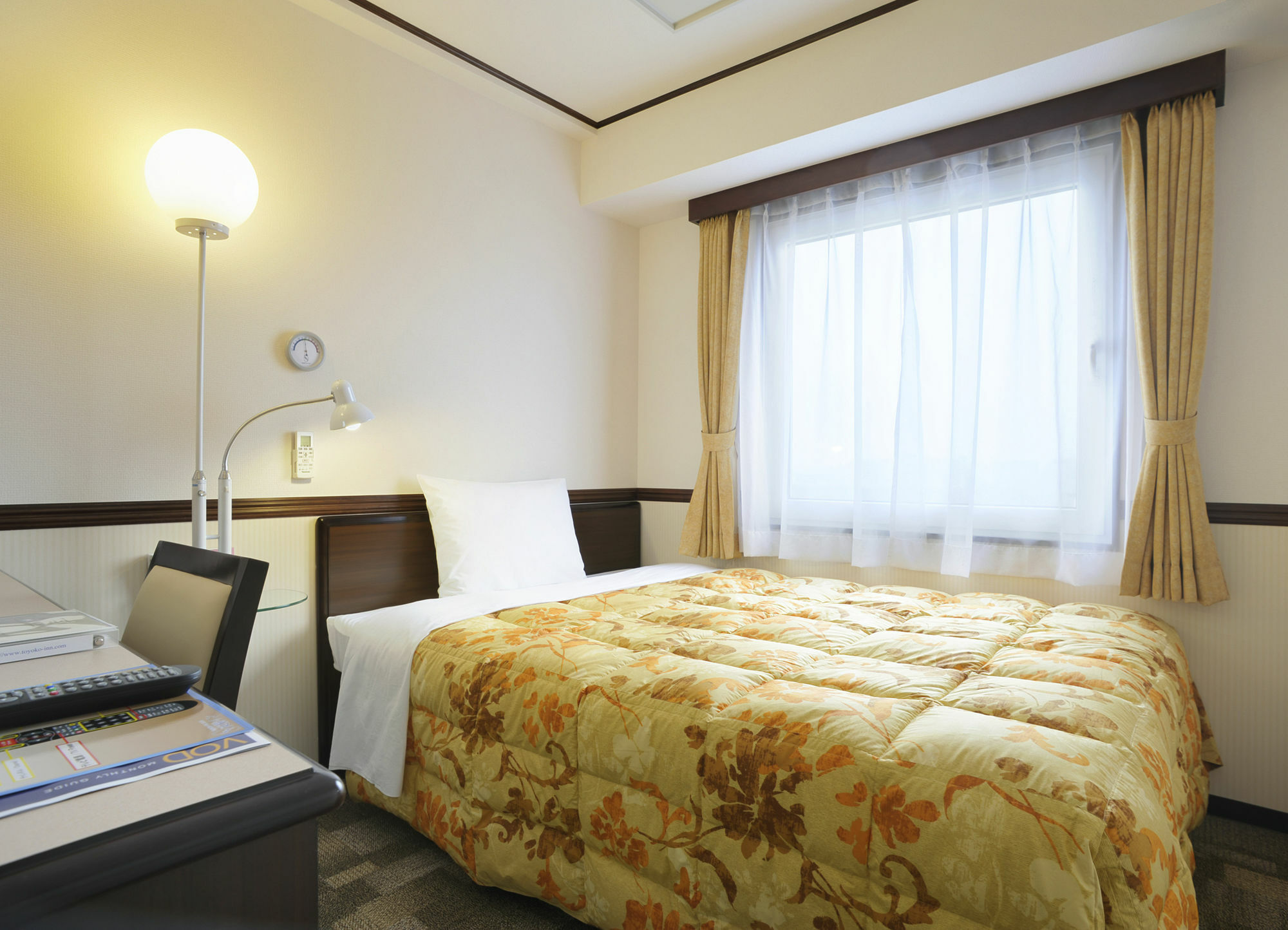 Toyoko Inn Kobe Sannomiya-Eki Higashi Exterior photo